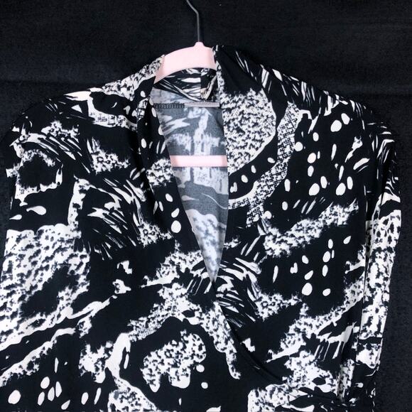 Chicos Womens Blouse Black White Abstract Easywear Faux Wrap Sleeveless 1 (M) - Picture 2 of 11